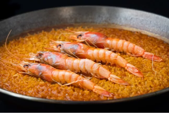 Arroz con gambas rojas